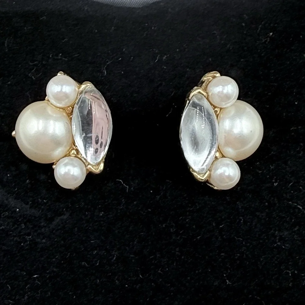 Signed Trifari Vintage Cluster Pearl Stud Earrings Pierced Gold‎ Tone Glam